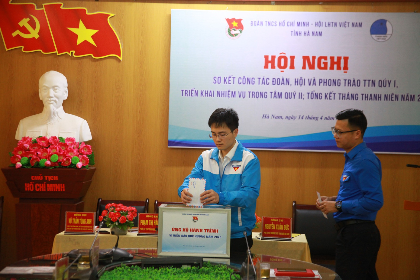 Các đại biểu ủng hộ Hành trình Tuổi trẻ vì biển đảo quê hương năm 2025. Ảnh: TĐHN Các đại biểu ủng hộ Hành trình Tuổi trẻ vì biển đảo quê hương năm 2025. Ảnh: TĐHN