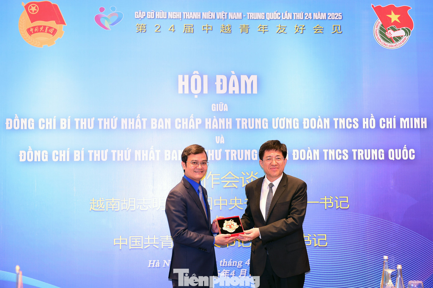 Anh A Đông tặng quà lưu niệm anh Bùi Quang Huy tại buổi hội đàm. Ảnh: Xuân Tùng