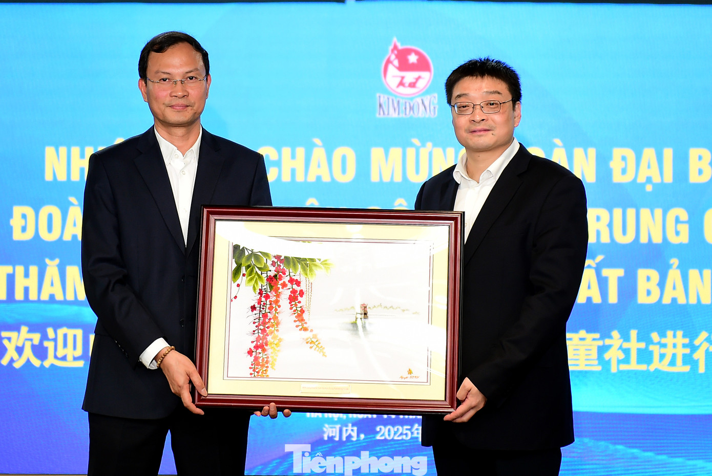 Dịp này, thay mặt nhà xuất bản, anh Bùi Tuấn Nghĩa tặng quà lưu niệm tới đại diện đoàn đại biểu T.Ư Đoàn TNCS Trung Quốc.