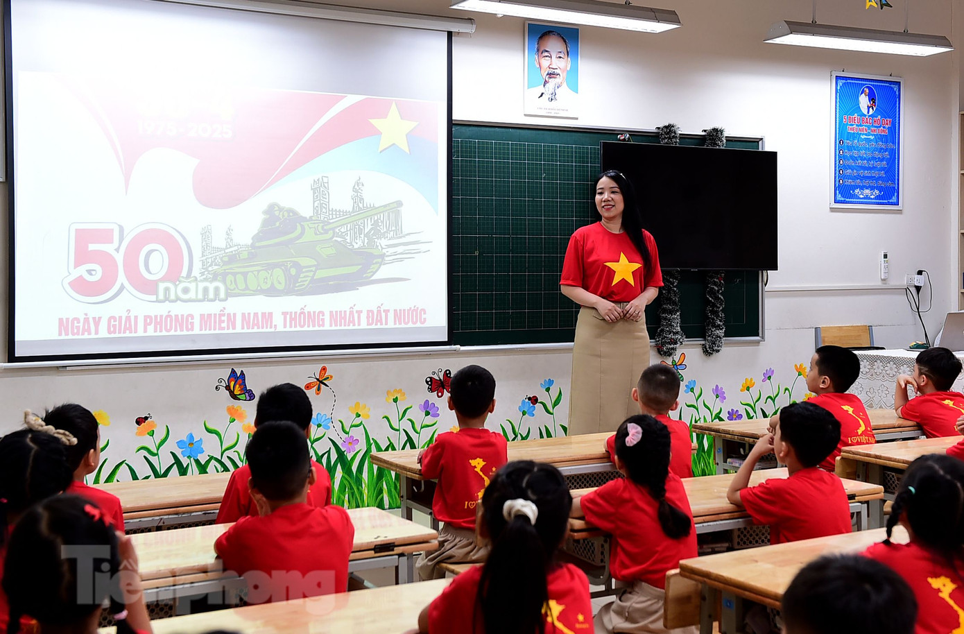 Tiết học &quot;Hòa bình đẹp lắm&quot; về sự kiện 30/4 của cô trò lớp 1A2. Ảnh: Xuân Tùng