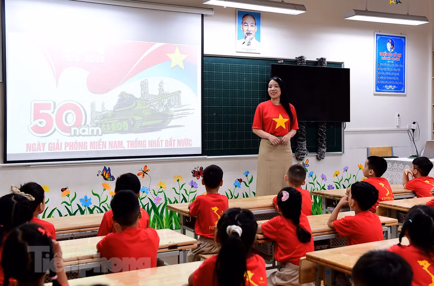 Tiết học "Hòa bình đẹp lắm" về sự kiện 30/4 của cô trò lớp 1A2. Ảnh: Xuân Tùng