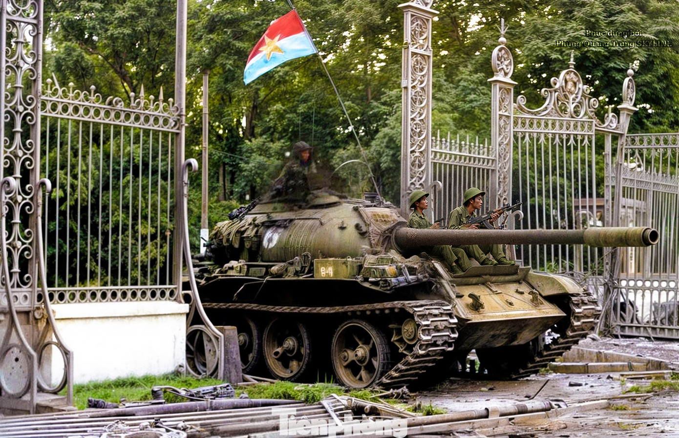 Bức ảnh xe tăng 846 tiến vào Dinh Độc Lập ngày 30/4/1975 được Phùng Quang Trung phục dựng. Ảnh: NVCC