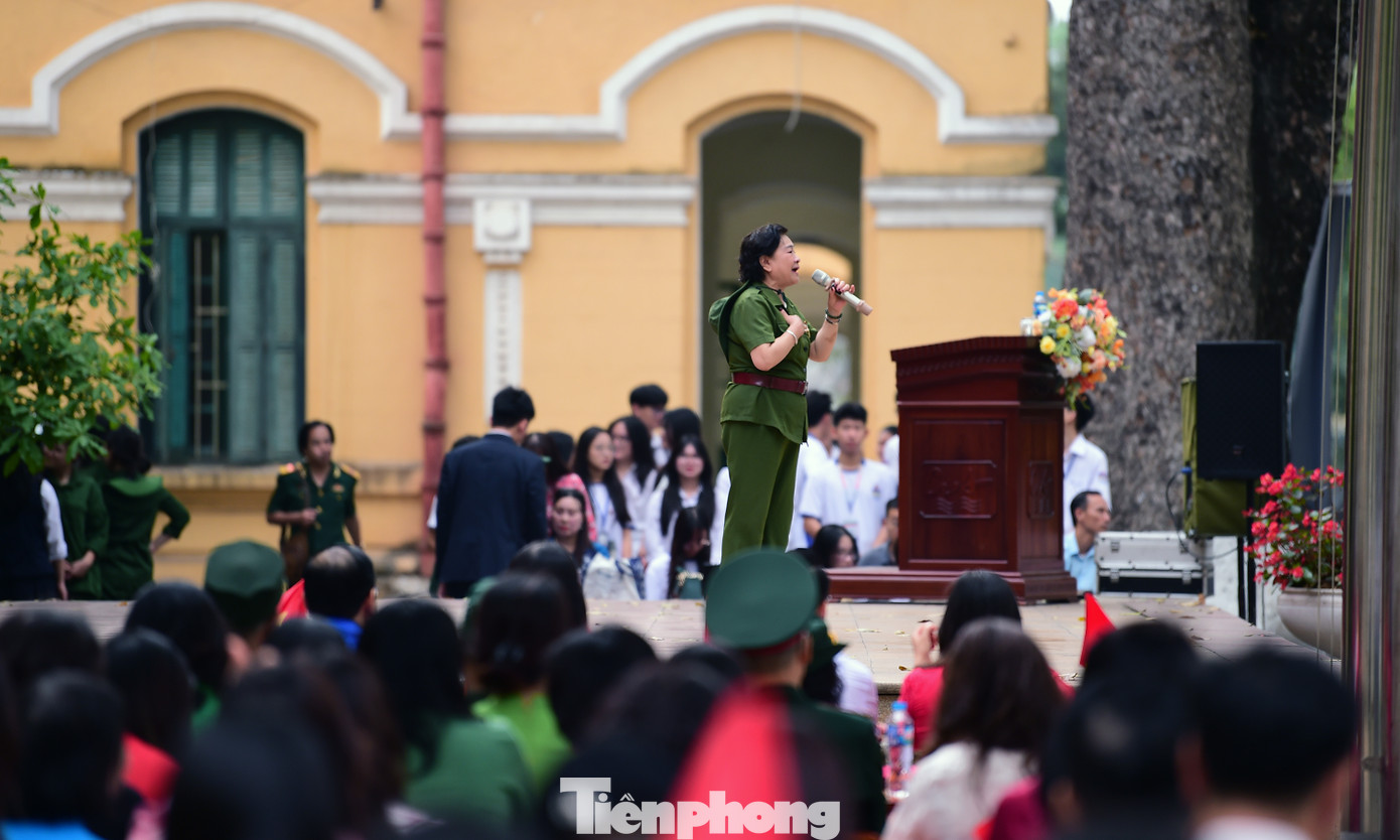 Cùng với các cựu chiến binh, cựu thanh niên xung phong, học sinh và giáo viên trường THPT Chu Văn An đã tái hiện khí thế hào hùng “xẻ dọc Trường Sơn đi cứu nước”, “xếp bút nghiên lên đường”… qua những tiết mục văn nghệ, như: "Cô gái mở đường", "Tổ quốc gọi tên mình", "Tiến về Sài Gòn".