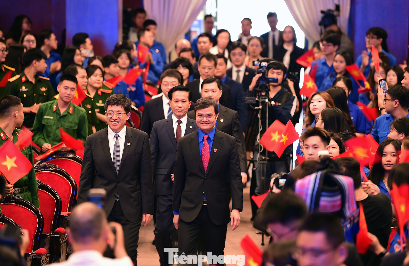 Bí thư thứ nhất Ban Chấp hành T.Ư Đoàn TNCS Hồ Chí Minh Bùi Quang Huy và Bí thư thứ nhất Ban Bí thư T.Ư Đoàn TNCS Trung Quốc và các đại biểu tham dự lễ khai mạc. Ảnh: Xuân Tùng Bí thư thứ nhất Ban Chấp hành T.Ư Đoàn TNCS Hồ Chí Minh Bùi Quang Huy và Bí thư thứ nhất Ban Bí thư T.Ư Đoàn TNCS Trung Quốc và các đại biểu tham dự lễ khai mạc. Ảnh: Xuân Tùng