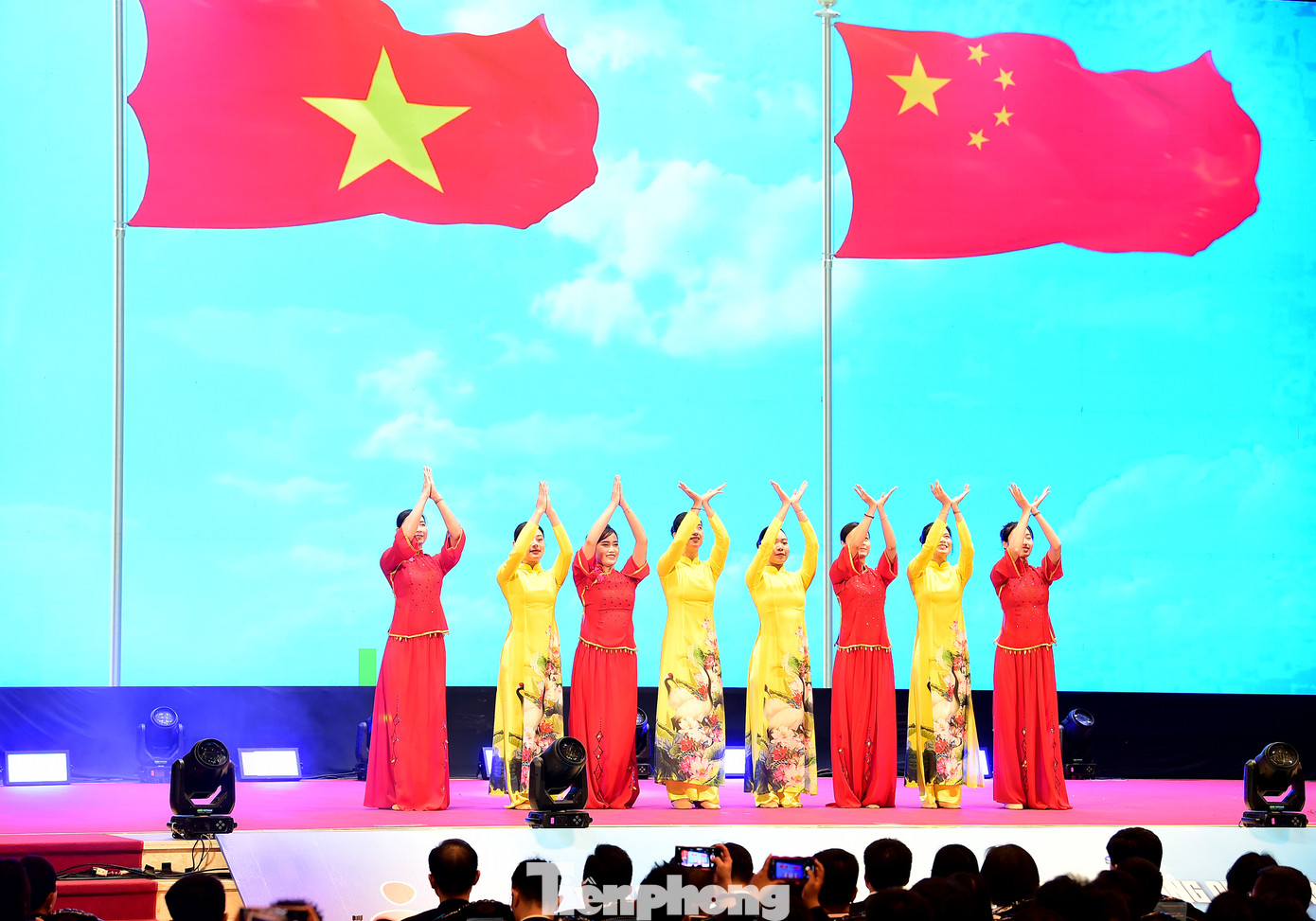 Chương trình nghệ thuật chào mừng lễ khai mạc Gặp gỡ hữu nghị thanh niên Việt Nam - Trung Quốc lần thứ 24 năm 2025. Ảnh: Xuân Tùng Chương trình nghệ thuật chào mừng lễ khai mạc Gặp gỡ hữu nghị thanh niên Việt Nam - Trung Quốc lần thứ 24 năm 2025. Ảnh: Xuân Tùng