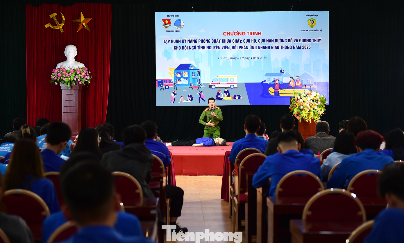 Chiều 3/4, tại trường Lê Duẩn, Thành Đoàn - Hội LHTN Việt Nam Thành phố Hà Nội tổ chức chương trình “Tập huấn kỹ năng phòng cháy chữa cháy; cứu hộ, cứu nạn đường bộ và đường thủy cho đội ngũ tình nguyện viên, Đội phản ứng nhanh giao thông năm 2025”. Ảnh: Xuân Tùng