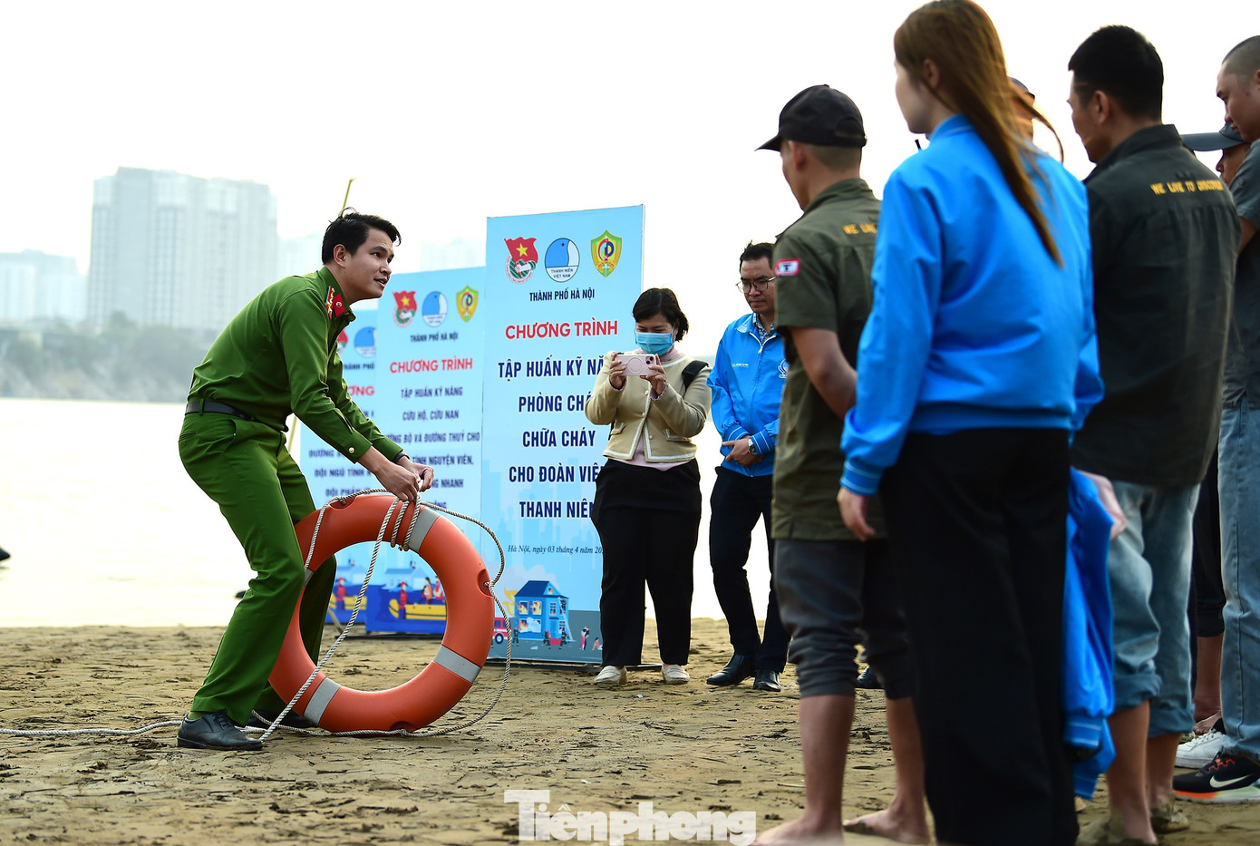 Tiếp đó, tình nguyện viên được tập huấn thực tiễn công tác phòng cháy chữa cháy trên cạn, cứu nạn người đường thủy và diễn tập phòng cháy chữa cháy tại Bãi Nhãn Sông Hồng.