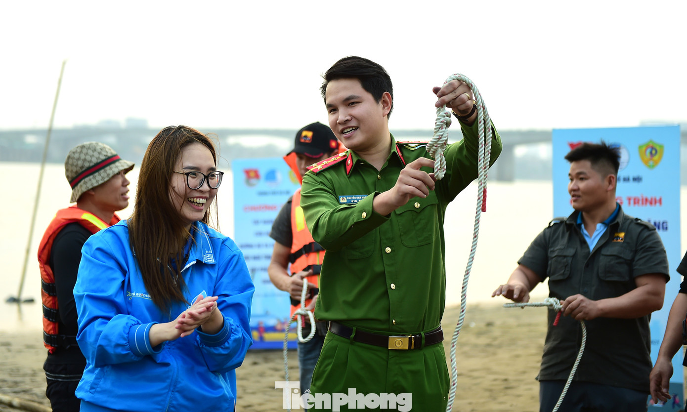 Báo cáo viên hướng dẫn đoàn viên thanh niên và các tình nguyện viên kỹ năng thắt nút dây trong cứu hộ cứu nạn; kỹ năng cứu người đuối nước... Ảnh: Xuân Tùng