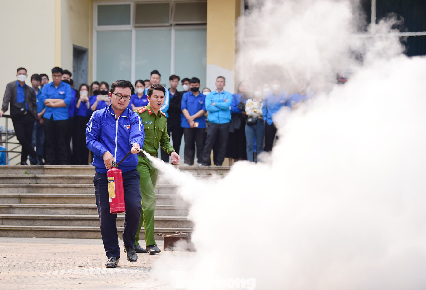 200 tình nguyện viên là thành viên đội phản ứng nhanh giao thông năm 2025, đội hình giao thông xanh; đội hình cứu nạn, cứu hộ đường bộ và đường thủy về được tập huấn về công tác phòng cháy, chữa cháy và cứu nạn, cứu hộ. Đồng thời, tham gia thực hành dùng bình chữa cháy và phương tiện thô sơ (chăn ướt) dập tắt đám cháy giả định (bình ga); được hướng dẫn kỹ năng phòng, chống đuối nước, sơ cứu người bị nạn trên sông, an toàn cho cả người cứu lẫn người bị nạn...