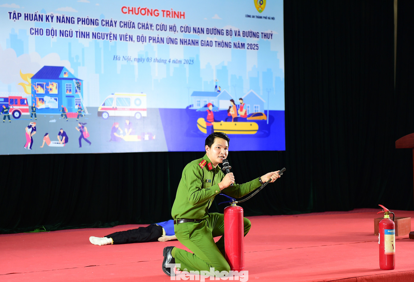 Tại buổi tập huấn, các báo cáo viên phòng Cảnh sát Phòng cháy chữa cháy và cứu nạn cứu hộ, Công an Thành phố Hà Nội chia sẻ kiến thức, kỹ năng về phòng cháy chữa cháy, cứu hộ, cứu nạn. Theo báo cáo viên, trong môi trường vụ cháy, ngạt khỏi là một trong những nguy cơ dẫn đến thương vong lớn nhất. Khi mắc kẹt trong đám cháy, việc đầu tiên phải làm tất cả những gì có thể để bảo vệ đường thở và phải bình tĩnh để xử lý tình huống. Báo cáo viên cũng lưu ý, cần hình thành thói quen đi đến bất kỳ địa điểm nào luôn chú ý đến lối thoát hiểm.