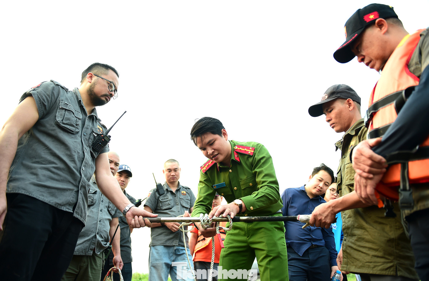 Tiếp đó, tình nguyện viên được tập huấn thực tiễn công tác phòng cháy chữa cháy trên cạn, cứu nạn người đường thủy và diễn tập phòng cháy chữa cháy tại Bãi Nhãn Sông Hồng.