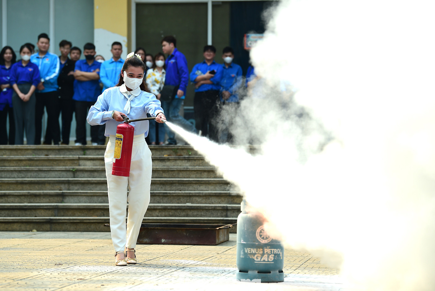 200 tình nguyện viên là thành viên đội phản ứng nhanh giao thông năm 2025, đội hình giao thông xanh; đội hình cứu nạn, cứu hộ đường bộ và đường thủy về được tập huấn về công tác phòng cháy, chữa cháy và cứu nạn, cứu hộ. Đồng thời, tham gia thực hành dùng bình chữa cháy và phương tiện thô sơ (chăn ướt) dập tắt đám cháy giả định (bình ga); được hướng dẫn kỹ năng phòng, chống đuối nước, sơ cứu người bị nạn trên sông, an toàn cho cả người cứu lẫn người bị nạn...