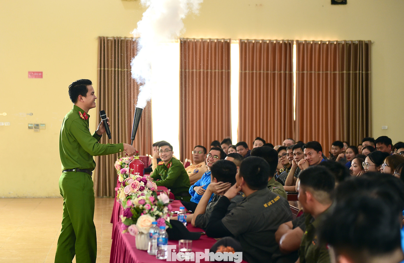 Tại buổi tập huấn, các báo cáo viên phòng Cảnh sát Phòng cháy chữa cháy và cứu nạn cứu hộ, Công an Thành phố Hà Nội chia sẻ kiến thức, kỹ năng về phòng cháy chữa cháy, cứu hộ, cứu nạn. Theo báo cáo viên, trong môi trường vụ cháy, ngạt khỏi là một trong những nguy cơ dẫn đến thương vong lớn nhất. Khi mắc kẹt trong đám cháy, việc đầu tiên phải làm tất cả những gì có thể để bảo vệ đường thở và phải bình tĩnh để xử lý tình huống. Báo cáo viên cũng lưu ý, cần hình thành thói quen đi đến bất kỳ địa điểm nào luôn chú ý đến lối thoát hiểm.