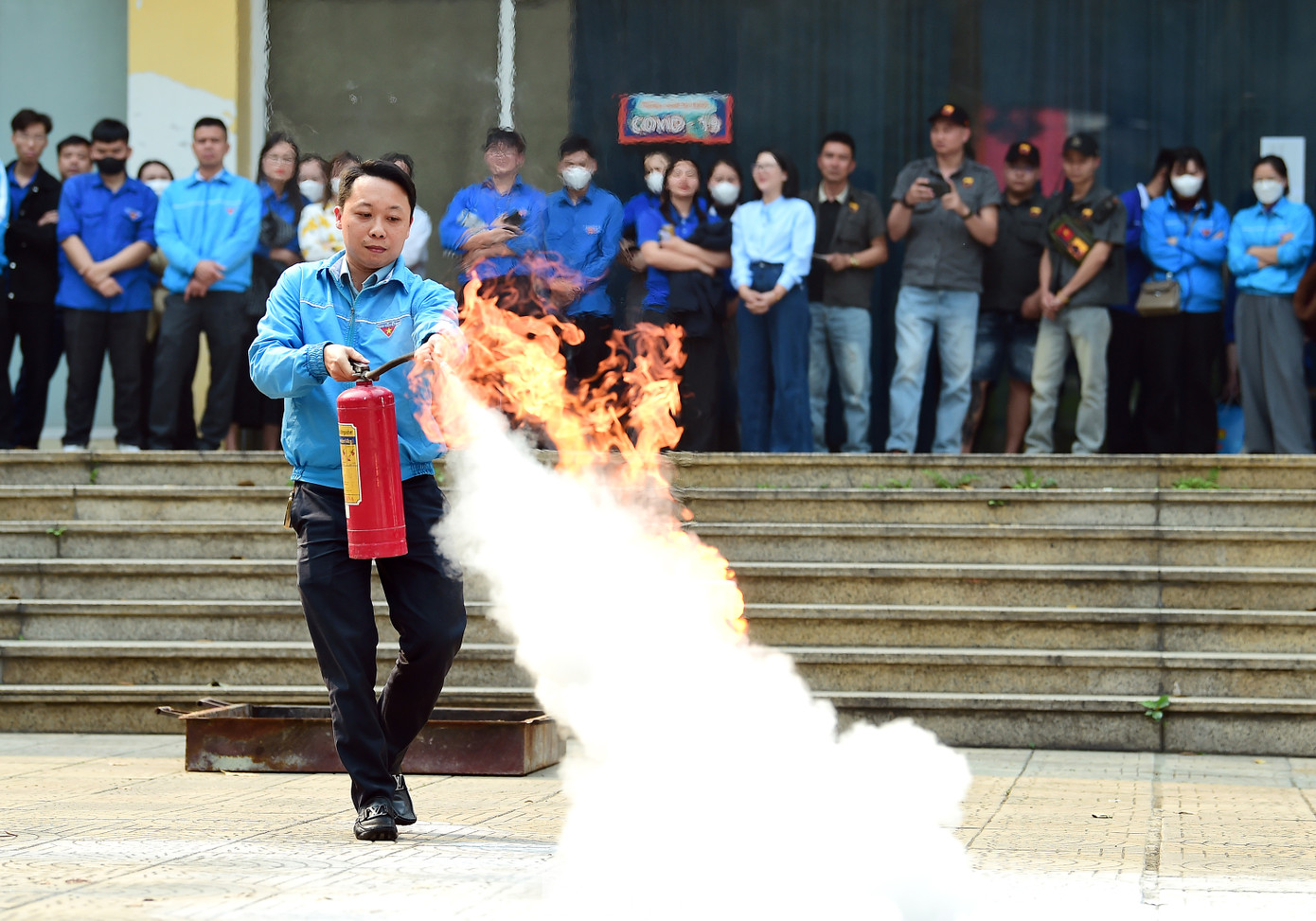 200 tình nguyện viên là thành viên đội phản ứng nhanh giao thông năm 2025, đội hình giao thông xanh; đội hình cứu nạn, cứu hộ đường bộ và đường thủy về được tập huấn về công tác phòng cháy, chữa cháy và cứu nạn, cứu hộ. Đồng thời, tham gia thực hành dùng bình chữa cháy và phương tiện thô sơ (chăn ướt) dập tắt đám cháy giả định (bình ga); được hướng dẫn kỹ năng phòng, chống đuối nước, sơ cứu người bị nạn trên sông, an toàn cho cả người cứu lẫn người bị nạn...