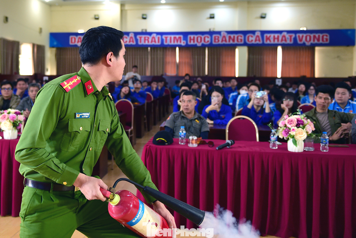 Tại buổi tập huấn, các báo cáo viên phòng Cảnh sát Phòng cháy chữa cháy và cứu nạn cứu hộ, Công an Thành phố Hà Nội chia sẻ kiến thức, kỹ năng về phòng cháy chữa cháy, cứu hộ, cứu nạn. Theo báo cáo viên, trong môi trường vụ cháy, ngạt khỏi là một trong những nguy cơ dẫn đến thương vong lớn nhất. Khi mắc kẹt trong đám cháy, việc đầu tiên phải làm tất cả những gì có thể để bảo vệ đường thở và phải bình tĩnh để xử lý tình huống. Báo cáo viên cũng lưu ý, cần hình thành thói quen đi đến bất kỳ địa điểm nào luôn chú ý đến lối thoát hiểm.