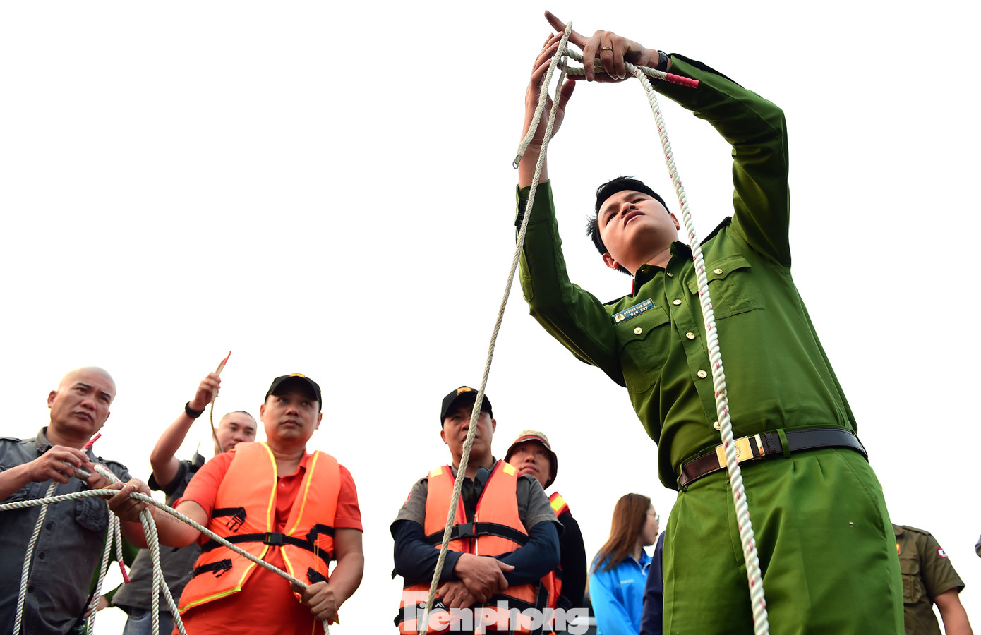 Báo cáo viên hướng dẫn đoàn viên thanh niên và các tình nguyện viên kỹ năng thắt nút dây trong cứu hộ cứu nạn; kỹ năng cứu người đuối nước... Ảnh: Xuân Tùng