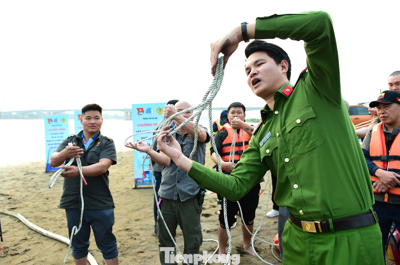 Báo cáo viên hướng dẫn đoàn viên thanh niên và các tình nguyện viên kỹ năng thắt nút dây trong cứu hộ cứu nạn; kỹ năng cứu người đuối nước... Ảnh: Xuân Tùng
