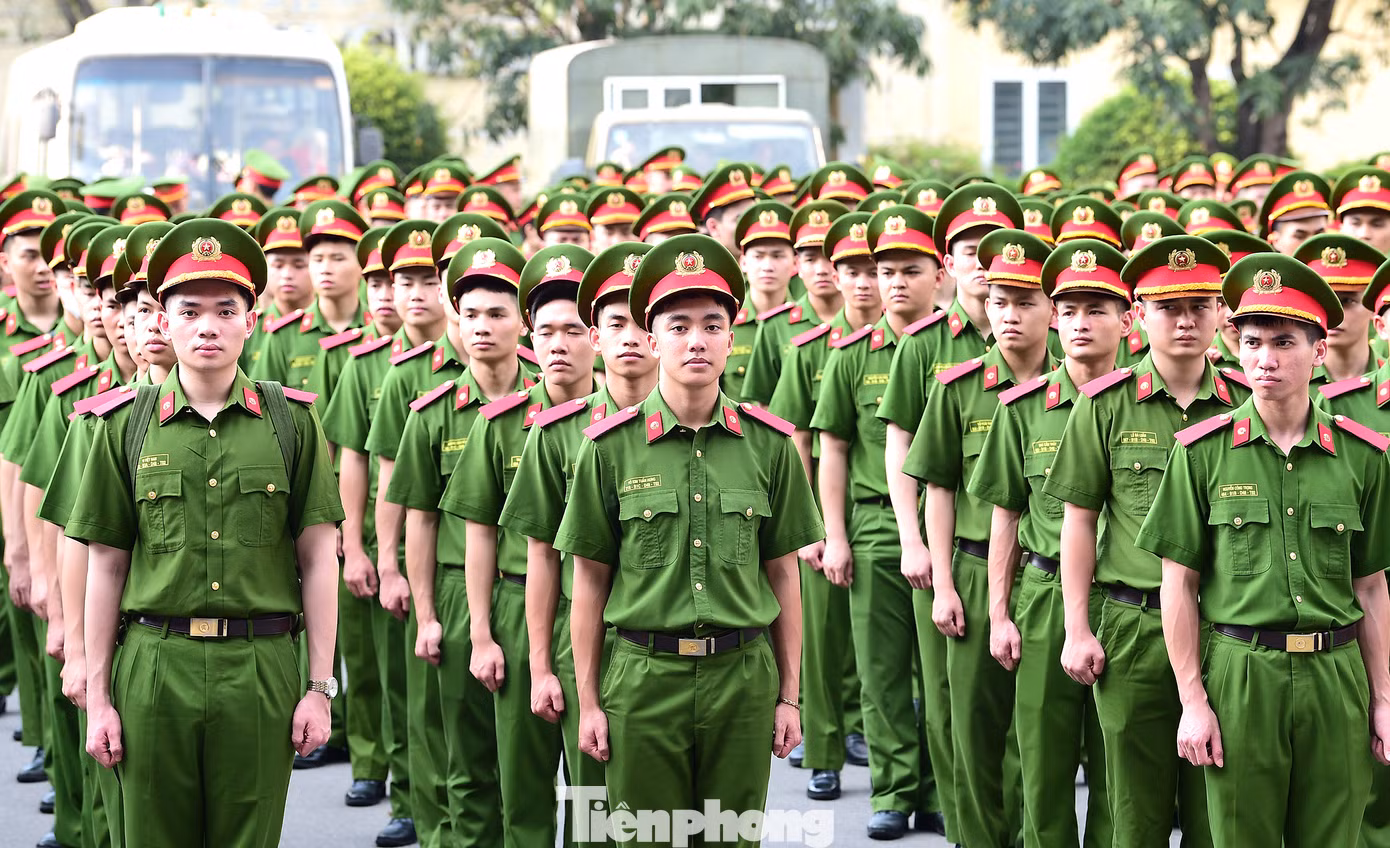 Phát biểu tại lễ xuất quân, Thiếu tướng Chử Văn Dũng - Phó Giám đốc Học viện Cảnh sát nhân dân nhấn mạnh, việc tham gia chương trình Lễ Kỷ niệm 50 năm giải phóng miền Nam, thống nhất đất nước tại TPHCM không chỉ là nhiệm vụ quan trọng mà Ban Chỉ đạo T.Ư, lãnh đạo Bộ Công an giao cho Học viện, mà còn là trách nhiệm, vinh dự và là niềm tự hào khi được góp tiếng trống hào hùng trong ngày toàn thắng của đất nước.