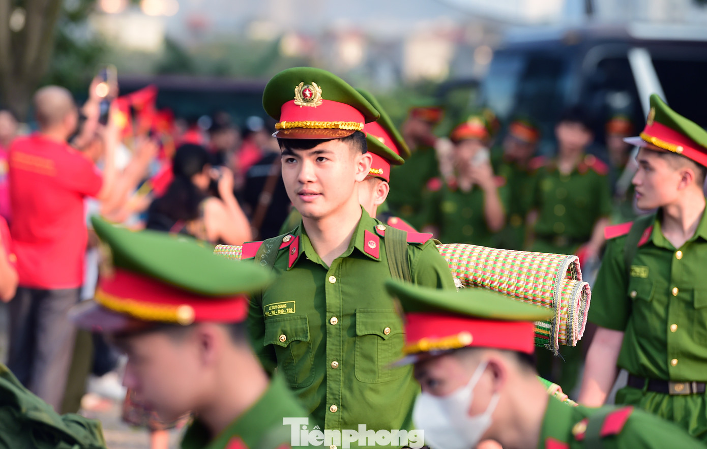 Bạn Vi Việt Nam (học viên D48) bày tỏ, biểu diễn trong chương trình nghệ thuật kỷ niệm 50 năm Ngày Giải phóng miền Nam, thống nhất đất nước là vinh dự lớn lao, sứ mệnh đầy tự hào. "Mỗi hồi trống vang lên không chỉ đơn phần là âm thanh của nghệ thuật mà còn là tiếng vọng của lịch sử, là lời hiệu triệu của lòng yêu nước cháy bỏng. Bản hùng ca toàn thắng như khúc tráng ca bất diệt, gợi nhắc đến những chiến công hiển hách từ ngày 30/4 lịch sử, ngày hội tụ tinh thần quật cường, lòng quả cảm và khát vọng hòa bình của cả dân tộc", Vi Việt Nam nói.