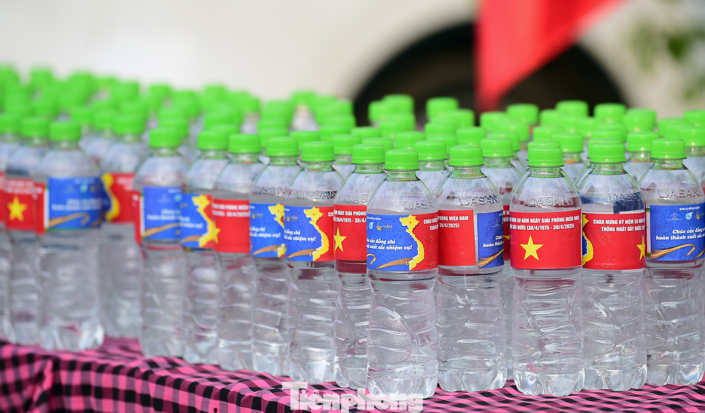 Các thành viên trong đoàn đã thể hiện tinh thần tự hào dân tộc và ghi lại những khung hình gắn với chuyến tàu đặc biệt ý nghĩa này. Với những chiếc túi, chai nước mang hình ảnh bản đồ Tổ quốc... trên tay, các học viên đã cùng lan tỏa tình yêu quê hương đất nước, cùng thông điệp: "Không có gì quý hơn độc lập, tự do"; tự hào non sông...