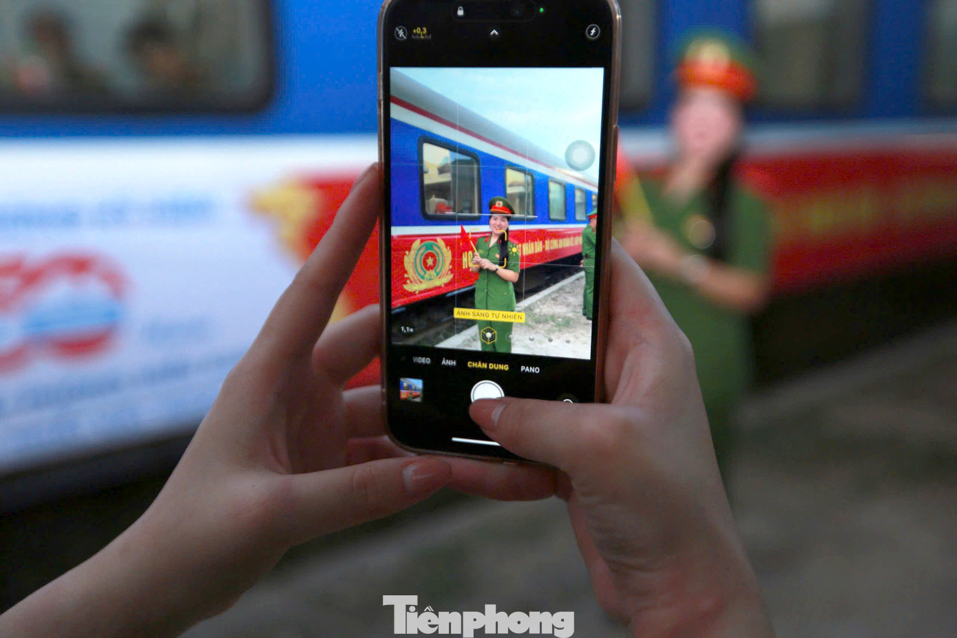 Còn bạn Trương Thùy Linh (học viên D57) tham gia Đoàn nghệ thuật trống hội Học viện từ năm thứ hai, đến nay đã tham gia biểu diễn tại nhiều chương trình lớn ở Điện Biên, Quảng Ninh và Lai Châu. “Tôi cảm thấy rất vinh dự, háo hức khi sẽ được tham gia đoàn biểu diễn trong chương trình kỷ niệm 50 năm thống nhất đất nước tại TPHCM. Đây cũng là lần đầu tiên tôi đi tàu hoả, lại được đi trong dịp rất ý nghĩa này”, Linh nói.