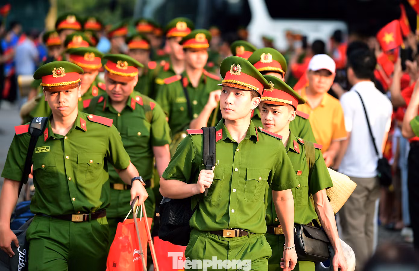 Bạn Vi Việt Nam (học viên D48) bày tỏ, biểu diễn trong chương trình nghệ thuật kỷ niệm 50 năm Ngày Giải phóng miền Nam, thống nhất đất nước là vinh dự lớn lao, sứ mệnh đầy tự hào. "Mỗi hồi trống vang lên không chỉ đơn phần là âm thanh của nghệ thuật mà còn là tiếng vọng của lịch sử, là lời hiệu triệu của lòng yêu nước cháy bỏng. Bản hùng ca toàn thắng như khúc tráng ca bất diệt, gợi nhắc đến những chiến công hiển hách từ ngày 30/4 lịch sử, ngày hội tụ tinh thần quật cường, lòng quả cảm và khát vọng hòa bình của cả dân tộc", Vi Việt Nam nói.