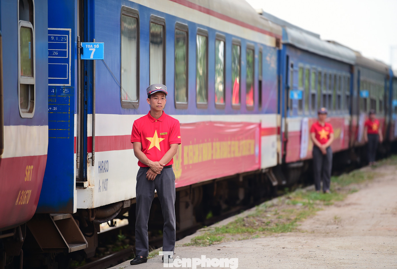 Tàu D19E-906 lăn bánh từ Ga Phú Diễn (Bắc Từ Liêm, Hà Nội), trước khi vào ga Giáp Bát tối 20/4, thực hiện hành trình đặc biệt hướng về miền Nam yêu thương và đích đến là TPHCM. Thực hiện nhiệm vụ trên chuyến hành trình này, đội ngũ tiếp viên đồng phục áo cờ đỏ sao vàng. Anh Hoàng Văn Đình - Chi nhánh Tiếp viên đường sắt Hà Nội có hơn chục năm công tác gắn liền với những chuyến tàu Thống nhất, chia sẻ những ngày tháng 4 này, những chuyến tàu càng thêm sôi nổi hoà chung khí thế cả nước hướng về 50 năm ngày thống nhất đất nước. “Chuyến tàu mang số hiệu SE75 hôm nay càng thêm đặc biệt khi chở Đoàn nghệ thuật trống hội Học viện Cảnh sát nhân dân, Bộ Công an vào TPHCM thực hiện nhiệm vụ dịp kỷ niệm 30/4. Ảnh: Xuân Tùng