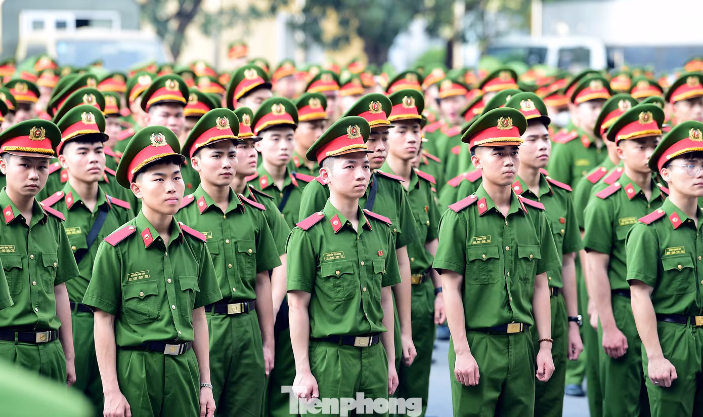 Phát biểu tại lễ xuất quân, Thiếu tướng Chử Văn Dũng - Phó Giám đốc Học viện Cảnh sát nhân dân nhấn mạnh, việc tham gia chương trình Lễ Kỷ niệm 50 năm giải phóng miền Nam, thống nhất đất nước tại TPHCM không chỉ là nhiệm vụ quan trọng mà Ban Chỉ đạo T.Ư, lãnh đạo Bộ Công an giao cho Học viện, mà còn là trách nhiệm, vinh dự và là niềm tự hào khi được góp tiếng trống hào hùng trong ngày toàn thắng của đất nước.