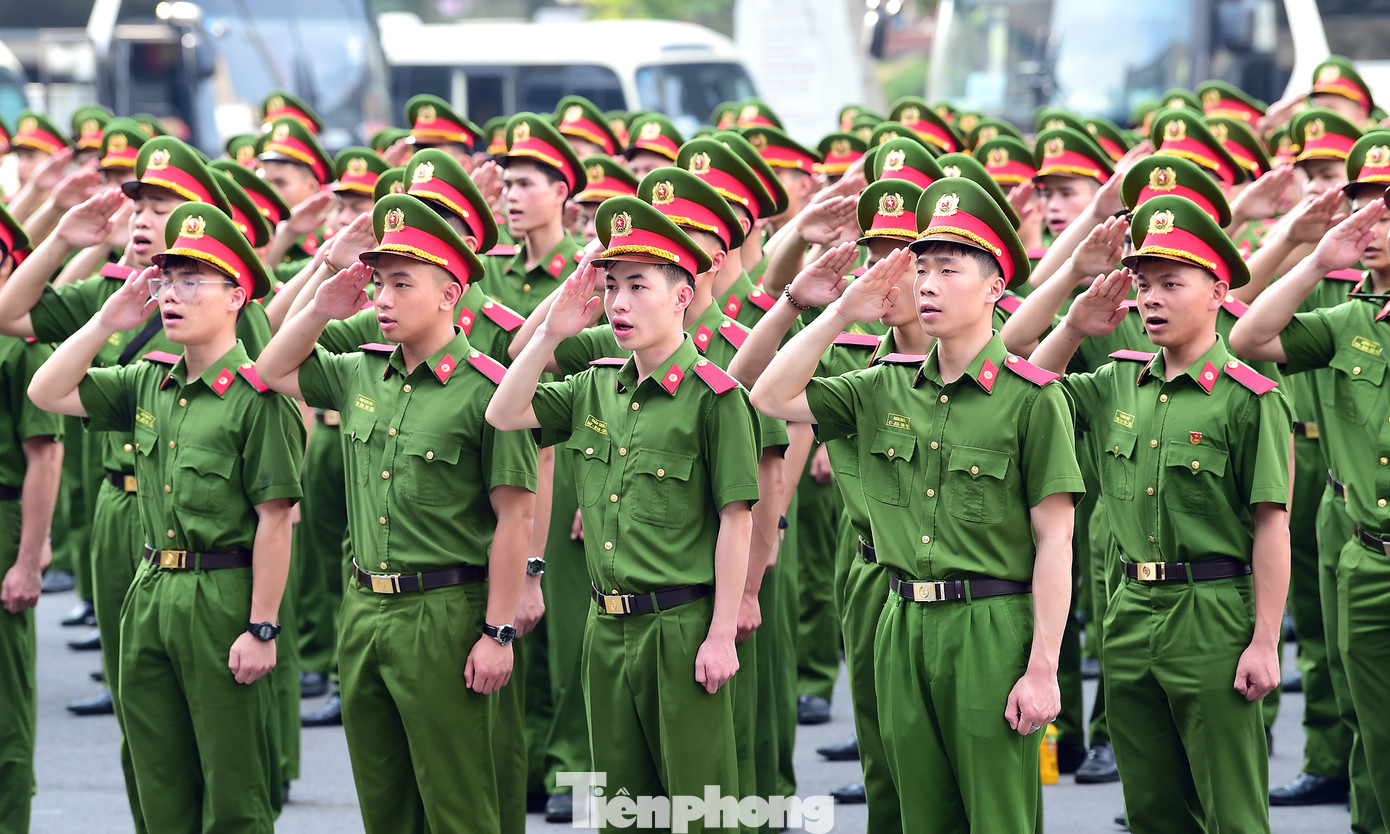 “Cần luôn luôn xác định việc tham gia biểu diễn trong Lễ Kỷ niệm 50 năm Ngày giải phóng miền Nam, thống nhất đất nước là nhiệm vụ chính trị quan trọng, mỗi cá nhân là đại diện cho hình ảnh, uy tín của lực lượng Công an nhân dân. Vì vậy phải thể hiện cao nhất tinh thần trách nhiệm, ý thức chính trị từ phát ngôn đến hành động, tuyệt đối không có bất kỳ lời nói, hành động gây ảnh hưởng và tổn hại đến hình ảnh, uy tín của quốc gia và lực lượng Công an nhân dân”, thiếu tướng Chử Văn Dũng nói.