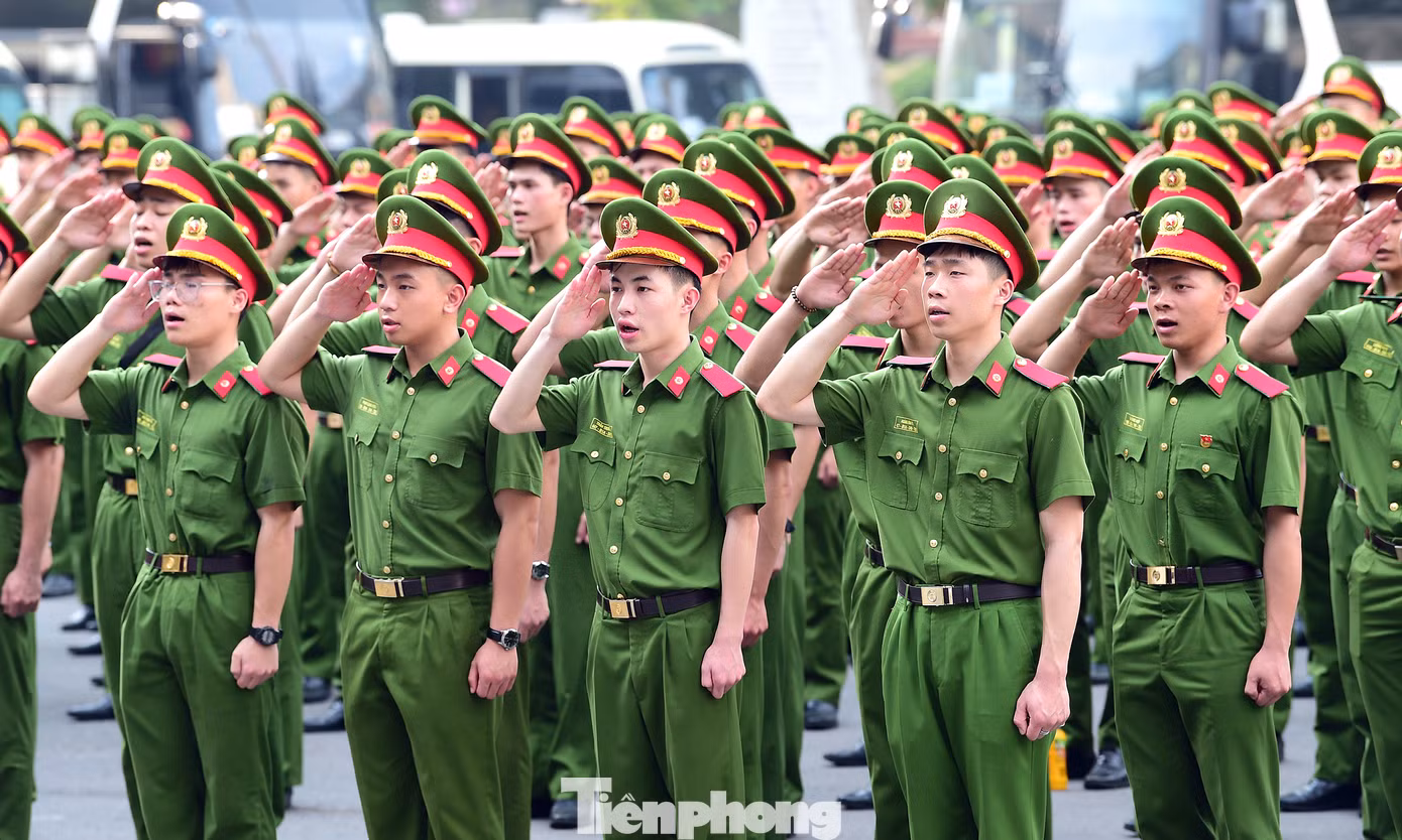 “Cần luôn luôn xác định việc tham gia biểu diễn trong Lễ Kỷ niệm 50 năm Ngày giải phóng miền Nam, thống nhất đất nước là nhiệm vụ chính trị quan trọng, mỗi cá nhân là đại diện cho hình ảnh, uy tín của lực lượng Công an nhân dân. Vì vậy phải thể hiện cao nhất tinh thần trách nhiệm, ý thức chính trị từ phát ngôn đến hành động, tuyệt đối không có bất kỳ lời nói, hành động gây ảnh hưởng và tổn hại đến hình ảnh, uy tín của quốc gia và lực lượng Công an nhân dân”, thiếu tướng Chử Văn Dũng nói.