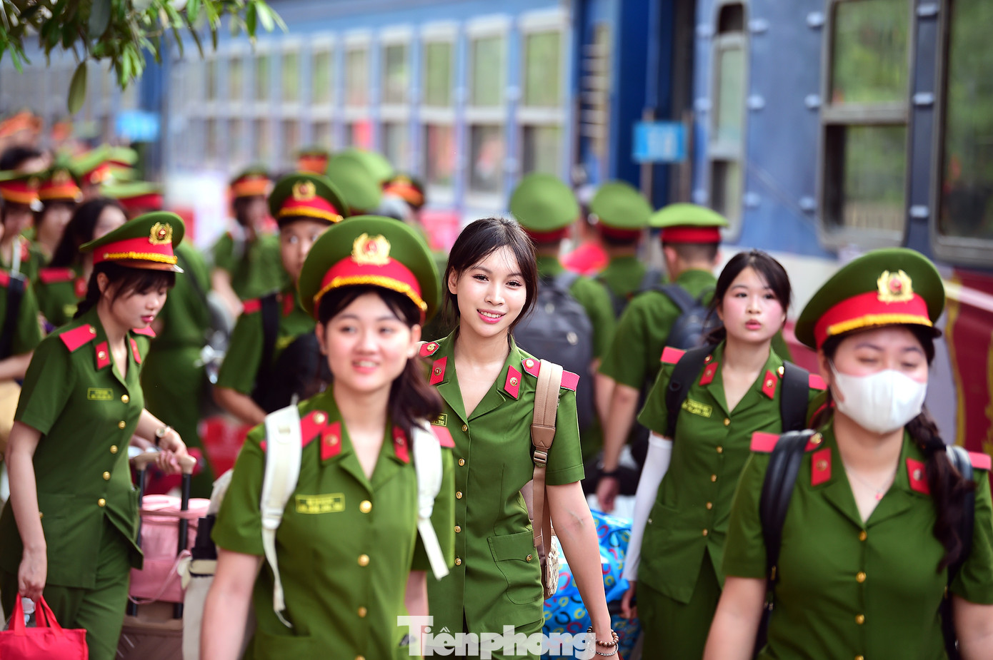 Đoàn nghệ thuật trống hội của Học viện có sự tham gia của hơn 1.000 cán bộ, học viên. Đoàn sẽ biểu diễn tiết mục trống hội "Bản hùng ca toàn thắng" mở màn chương trình nghệ thuật chào mừng kỷ niệm 50 năm Ngày giải phóng miền Nam, thống nhất đất nước, diễn ra trước Hội trường Thống nhất (sáng 30/4). Tiết mục sẽ có sự tham dự của hơn 800 trống các cỡ nhỏ, trung, đại và đặc biệt có 9 chiếc trống sấm lớn nhất Việt Nam (đường kính hơn 2m, cao hơn 4m); kết hợp trình diễn lân sư, rồng và múa cờ. Ảnh: Xuân Tùng