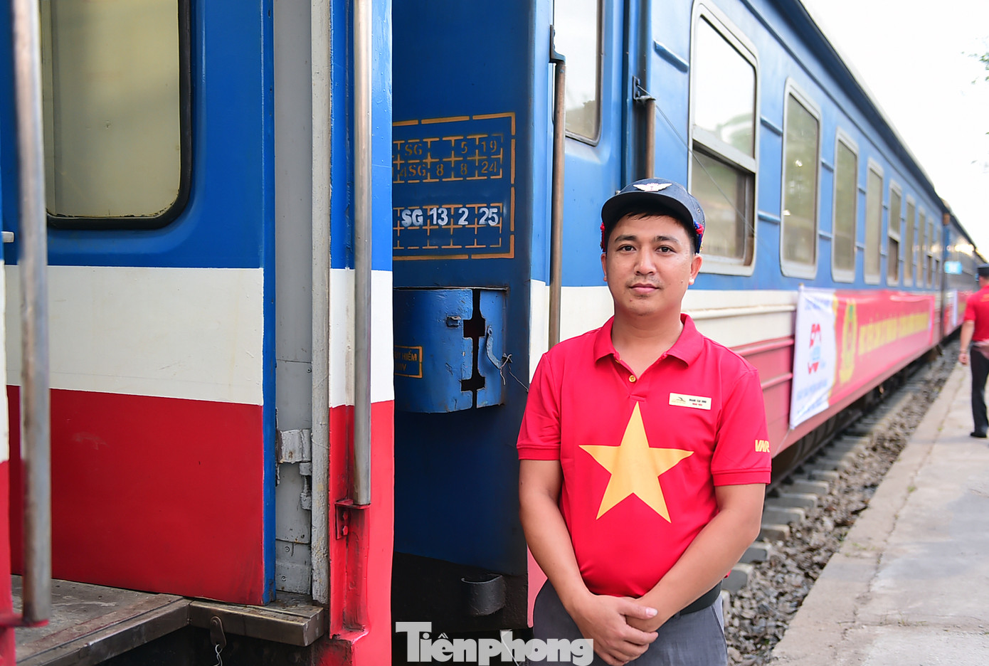 Tàu D19E-906 lăn bánh từ Ga Phú Diễn (Bắc Từ Liêm, Hà Nội), trước khi vào ga Giáp Bát tối 20/4, thực hiện hành trình đặc biệt hướng về miền Nam yêu thương và đích đến là TPHCM. Thực hiện nhiệm vụ trên chuyến hành trình này, đội ngũ tiếp viên đồng phục áo cờ đỏ sao vàng. Anh Hoàng Văn Đình - Chi nhánh Tiếp viên đường sắt Hà Nội có hơn chục năm công tác gắn liền với những chuyến tàu Thống nhất, chia sẻ những ngày tháng 4 này, những chuyến tàu càng thêm sôi nổi hoà chung khí thế cả nước hướng về 50 năm ngày thống nhất đất nước. “Chuyến tàu mang số hiệu SE75 hôm nay càng thêm đặc biệt khi chở Đoàn nghệ thuật trống hội Học viện Cảnh sát nhân dân, Bộ Công an vào TPHCM thực hiện nhiệm vụ dịp kỷ niệm 30/4. Ảnh: Xuân Tùng