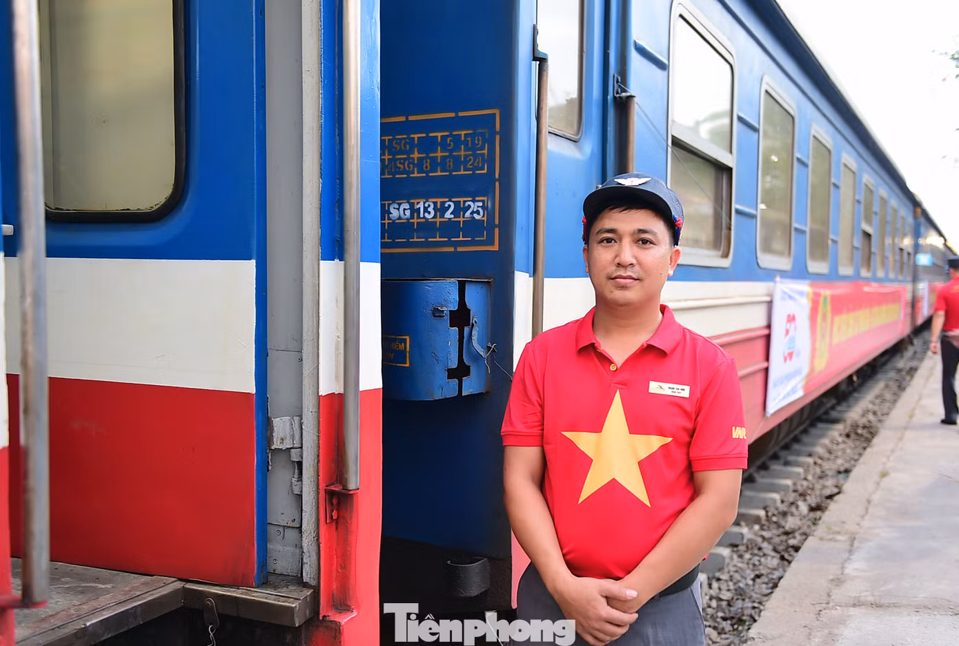Tàu D19E-906 lăn bánh từ Ga Phú Diễn (Bắc Từ Liêm, Hà Nội), trước khi vào ga Giáp Bát tối 20/4, thực hiện hành trình đặc biệt hướng về miền Nam yêu thương và đích đến là TPHCM. Thực hiện nhiệm vụ trên chuyến hành trình này, đội ngũ tiếp viên đồng phục áo cờ đỏ sao vàng. Anh Hoàng Văn Đình - Chi nhánh Tiếp viên đường sắt Hà Nội có hơn chục năm công tác gắn liền với những chuyến tàu Thống nhất, chia sẻ những ngày tháng 4 này, những chuyến tàu càng thêm sôi nổi hoà chung khí thế cả nước hướng về 50 năm ngày thống nhất đất nước. “Chuyến tàu mang số hiệu SE75 hôm nay càng thêm đặc biệt khi chở Đoàn nghệ thuật trống hội Học viện Cảnh sát nhân dân, Bộ Công an vào TPHCM thực hiện nhiệm vụ dịp kỷ niệm 30/4. Ảnh: Xuân Tùng