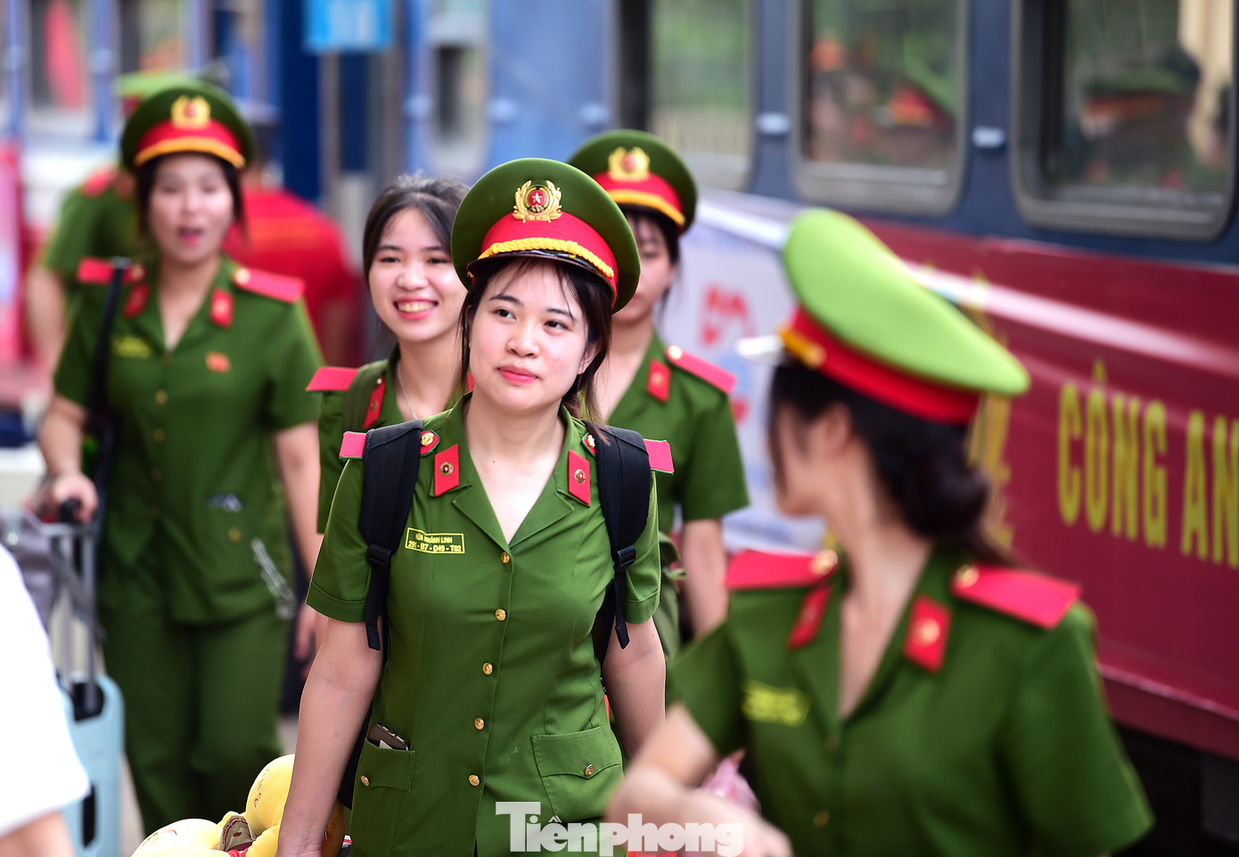 Đoàn nghệ thuật trống hội của Học viện có sự tham gia của hơn 1.000 cán bộ, học viên. Đoàn sẽ biểu diễn tiết mục trống hội "Bản hùng ca toàn thắng" mở màn chương trình nghệ thuật chào mừng kỷ niệm 50 năm Ngày giải phóng miền Nam, thống nhất đất nước, diễn ra trước Hội trường Thống nhất (sáng 30/4). Tiết mục sẽ có sự tham dự của hơn 800 trống các cỡ nhỏ, trung, đại và đặc biệt có 9 chiếc trống sấm lớn nhất Việt Nam (đường kính hơn 2m, cao hơn 4m); kết hợp trình diễn lân sư, rồng và múa cờ. Ảnh: Xuân Tùng