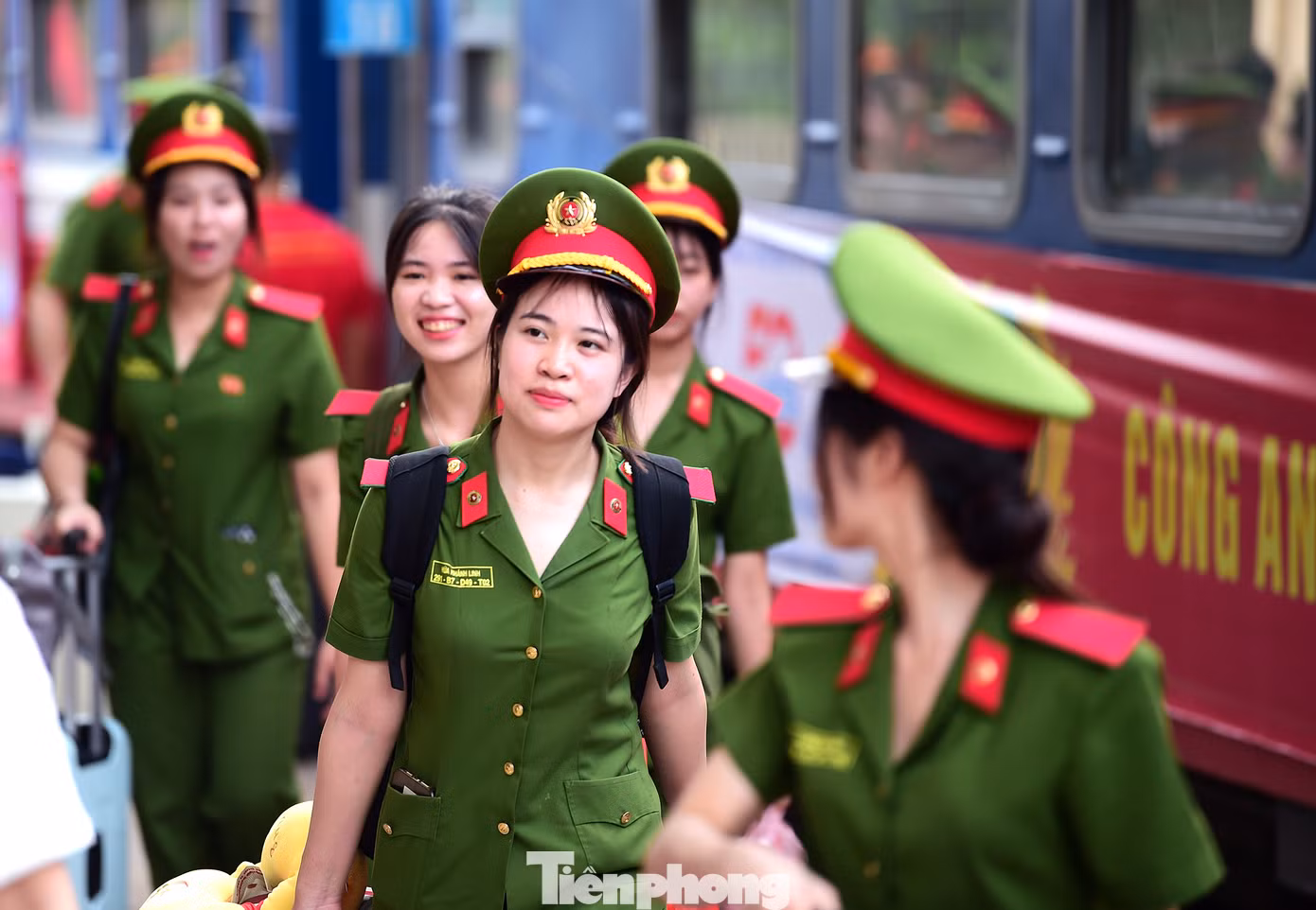 Đoàn nghệ thuật trống hội của Học viện có sự tham gia của hơn 1.000 cán bộ, học viên. Đoàn sẽ biểu diễn tiết mục trống hội "Bản hùng ca toàn thắng" mở màn chương trình nghệ thuật chào mừng kỷ niệm 50 năm Ngày giải phóng miền Nam, thống nhất đất nước, diễn ra trước Hội trường Thống nhất (sáng 30/4). Tiết mục sẽ có sự tham dự của hơn 800 trống các cỡ nhỏ, trung, đại và đặc biệt có 9 chiếc trống sấm lớn nhất Việt Nam (đường kính hơn 2m, cao hơn 4m); kết hợp trình diễn lân sư, rồng và múa cờ. Ảnh: Xuân Tùng