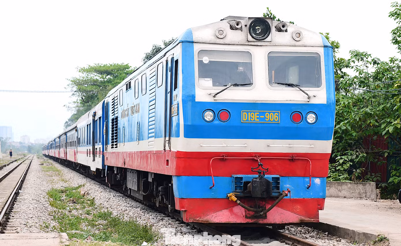 Tàu D19E-906 lăn bánh từ Ga Phú Diễn (Bắc Từ Liêm, Hà Nội), trước khi vào ga Giáp Bát tối 20/4, thực hiện hành trình đặc biệt hướng về miền Nam yêu thương và đích đến là TPHCM. Thực hiện nhiệm vụ trên chuyến hành trình này, đội ngũ tiếp viên đồng phục áo cờ đỏ sao vàng. Anh Hoàng Văn Đình - Chi nhánh Tiếp viên đường sắt Hà Nội có hơn chục năm công tác gắn liền với những chuyến tàu Thống nhất, chia sẻ những ngày tháng 4 này, những chuyến tàu càng thêm sôi nổi hoà chung khí thế cả nước hướng về 50 năm ngày thống nhất đất nước. “Chuyến tàu mang số hiệu SE75 hôm nay càng thêm đặc biệt khi chở Đoàn nghệ thuật trống hội Học viện Cảnh sát nhân dân, Bộ Công an vào TPHCM thực hiện nhiệm vụ dịp kỷ niệm 30/4. Ảnh: Xuân Tùng
