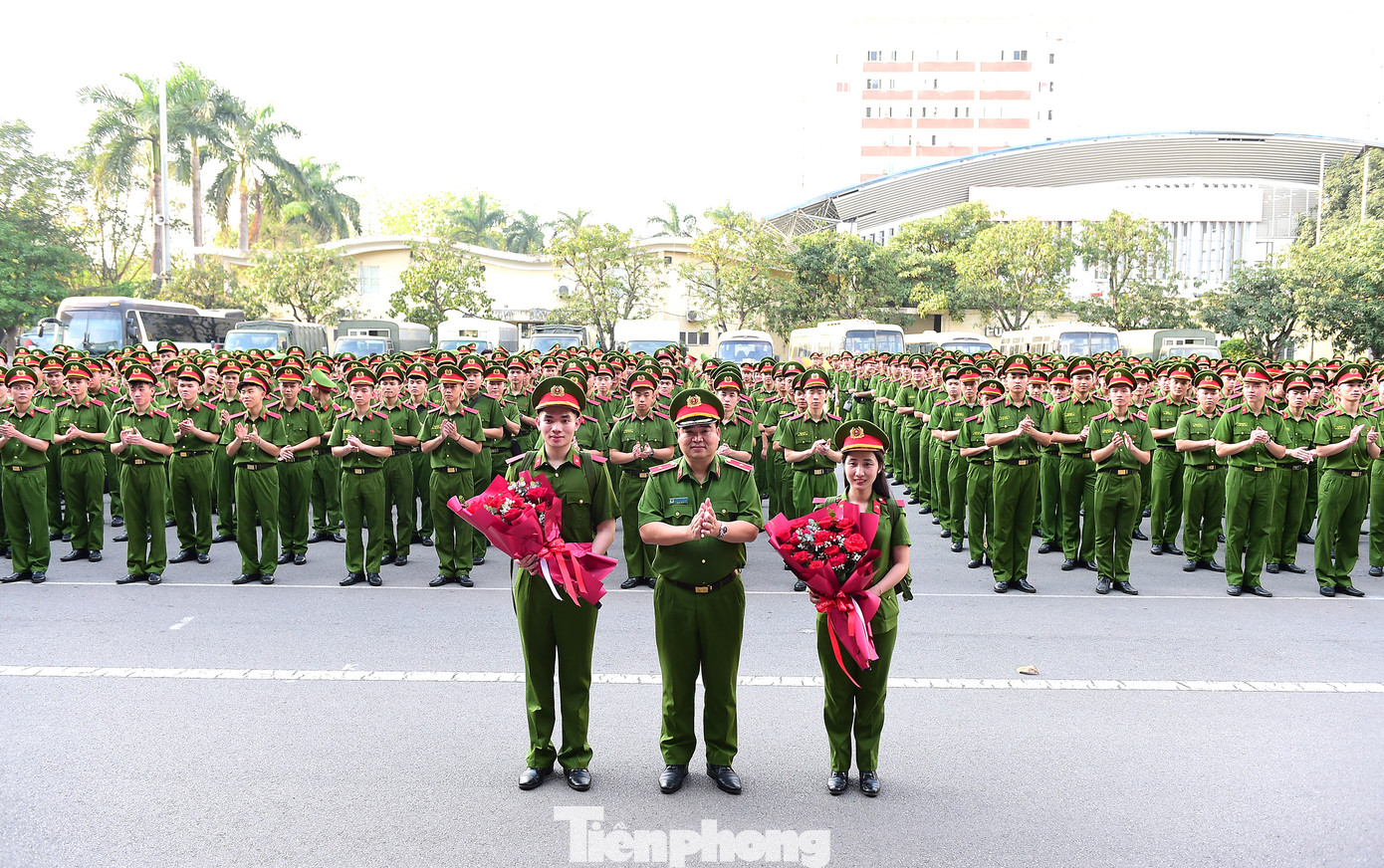 Thiếu tướng Chử Văn Dũng tặng hoa đại diện cán bộ, học viên đoàn nghệ thuật trống hội tham gia biểu diễn tại TPHCM dịp 30/4, trong đó có học viên Vi Việt Nam (ngoài cùng bên trái ảnh).