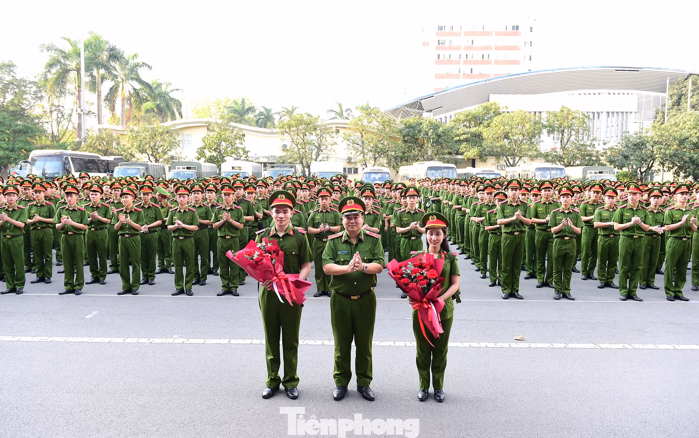 Thiếu tướng Chử Văn Dũng tặng hoa đại diện cán bộ, học viên đoàn nghệ thuật trống hội tham gia biểu diễn tại TPHCM dịp 30/4, trong đó có học viên Vi Việt Nam (ngoài cùng bên trái ảnh).