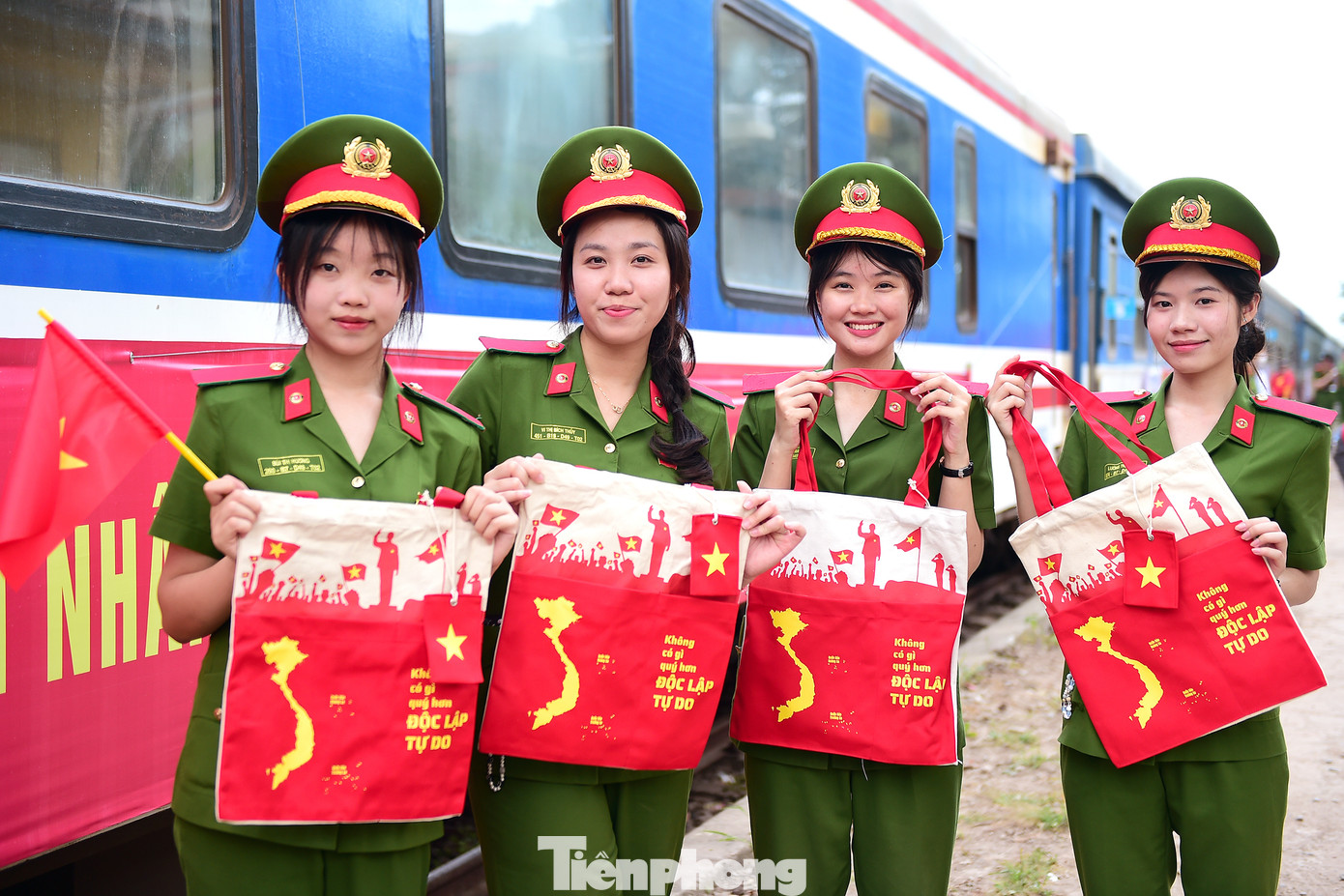 Các thành viên trong đoàn đã thể hiện tinh thần tự hào dân tộc và ghi lại những khung hình gắn với chuyến tàu đặc biệt ý nghĩa này. Với những chiếc túi, chai nước mang hình ảnh bản đồ Tổ quốc... trên tay, các học viên đã cùng lan tỏa tình yêu quê hương đất nước, cùng thông điệp: "Không có gì quý hơn độc lập, tự do"; tự hào non sông...