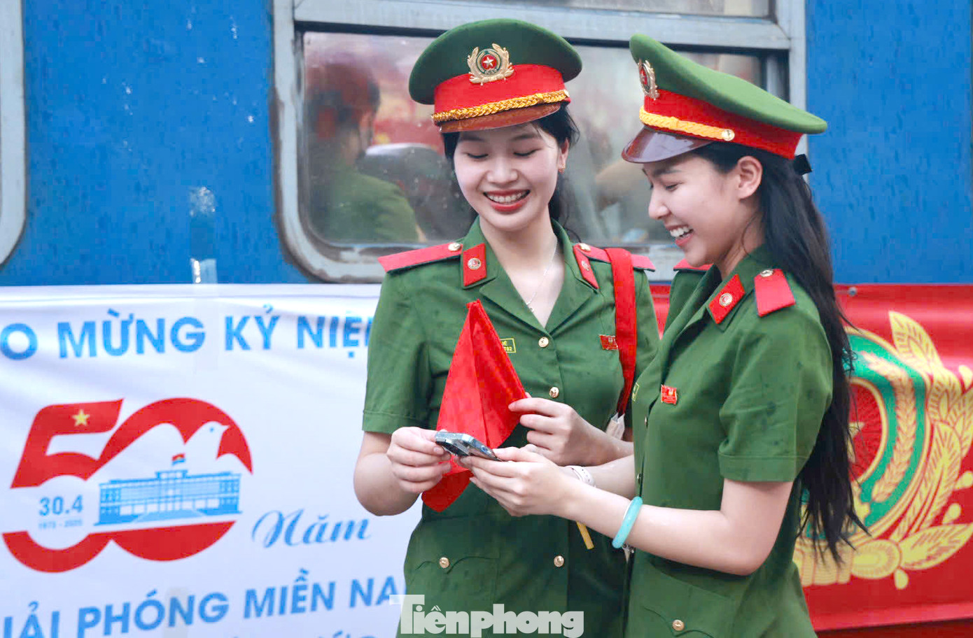 Còn bạn Trương Thùy Linh (học viên D57) tham gia Đoàn nghệ thuật trống hội Học viện từ năm thứ hai, đến nay đã tham gia biểu diễn tại nhiều chương trình lớn ở Điện Biên, Quảng Ninh và Lai Châu. “Tôi cảm thấy rất vinh dự, háo hức khi sẽ được tham gia đoàn biểu diễn trong chương trình kỷ niệm 50 năm thống nhất đất nước tại TPHCM. Đây cũng là lần đầu tiên tôi đi tàu hoả, lại được đi trong dịp rất ý nghĩa này”, Linh nói.