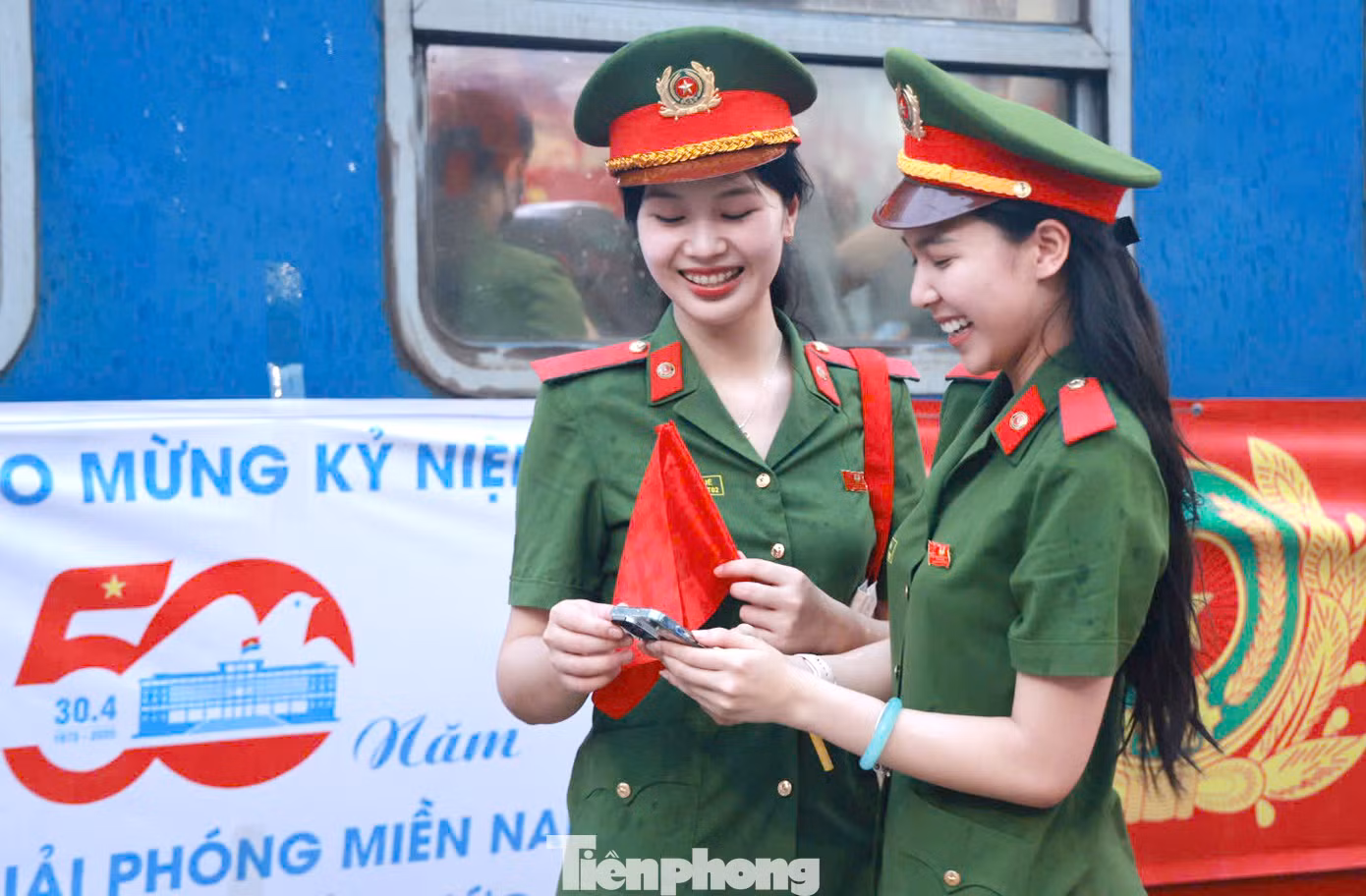 Còn bạn Trương Thùy Linh (học viên D57) tham gia Đoàn nghệ thuật trống hội Học viện từ năm thứ hai, đến nay đã tham gia biểu diễn tại nhiều chương trình lớn ở Điện Biên, Quảng Ninh và Lai Châu. “Tôi cảm thấy rất vinh dự, háo hức khi sẽ được tham gia đoàn biểu diễn trong chương trình kỷ niệm 50 năm thống nhất đất nước tại TPHCM. Đây cũng là lần đầu tiên tôi đi tàu hoả, lại được đi trong dịp rất ý nghĩa này”, Linh nói.