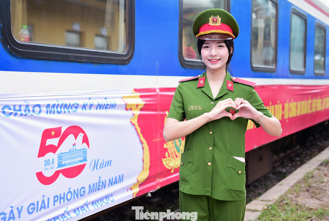 Còn bạn Trương Thùy Linh (học viên D57) tham gia Đoàn nghệ thuật trống hội Học viện từ năm thứ hai, đến nay đã tham gia biểu diễn tại nhiều chương trình lớn ở Điện Biên, Quảng Ninh và Lai Châu. “Tôi cảm thấy rất vinh dự, háo hức khi sẽ được tham gia đoàn biểu diễn trong chương trình kỷ niệm 50 năm thống nhất đất nước tại TPHCM. Đây cũng là lần đầu tiên tôi đi tàu hoả, lại được đi trong dịp rất ý nghĩa này”, Linh nói.