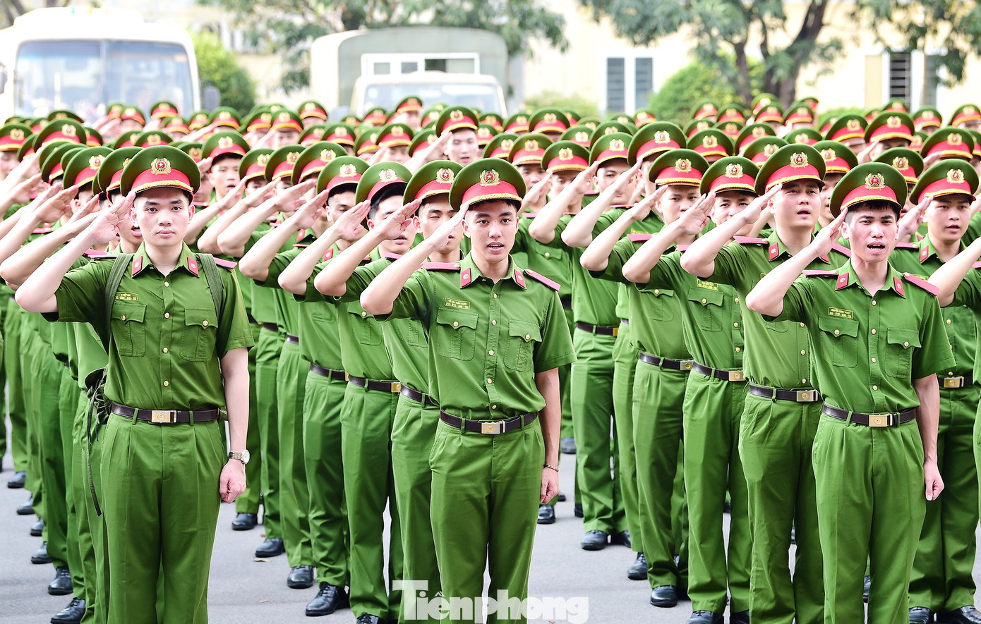 “Cần luôn luôn xác định việc tham gia biểu diễn trong Lễ Kỷ niệm 50 năm Ngày giải phóng miền Nam, thống nhất đất nước là nhiệm vụ chính trị quan trọng, mỗi cá nhân là đại diện cho hình ảnh, uy tín của lực lượng Công an nhân dân. Vì vậy phải thể hiện cao nhất tinh thần trách nhiệm, ý thức chính trị từ phát ngôn đến hành động, tuyệt đối không có bất kỳ lời nói, hành động gây ảnh hưởng và tổn hại đến hình ảnh, uy tín của quốc gia và lực lượng Công an nhân dân”, thiếu tướng Chử Văn Dũng nói.