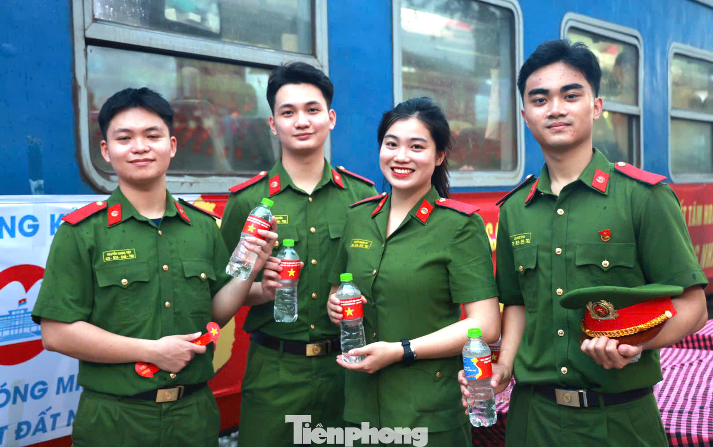 Các thành viên trong đoàn đã thể hiện tinh thần tự hào dân tộc và ghi lại những khung hình gắn với chuyến tàu đặc biệt ý nghĩa này. Với những chiếc túi, chai nước mang hình ảnh bản đồ Tổ quốc... trên tay, các học viên đã cùng lan tỏa tình yêu quê hương đất nước, cùng thông điệp: "Không có gì quý hơn độc lập, tự do"; tự hào non sông...