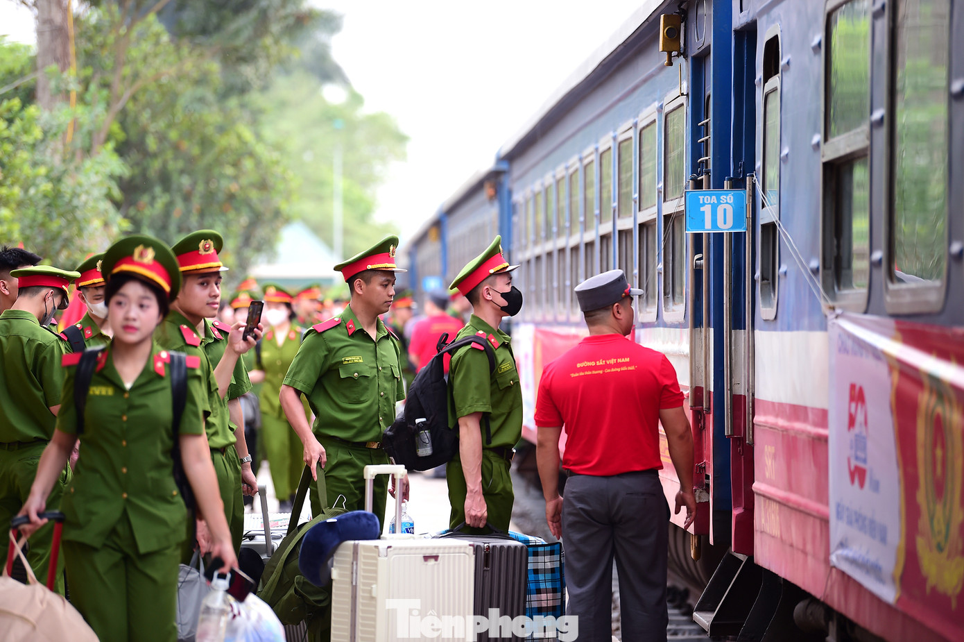 Đoàn nghệ thuật trống hội của Học viện có sự tham gia của hơn 1.000 cán bộ, học viên. Đoàn sẽ biểu diễn tiết mục trống hội "Bản hùng ca toàn thắng" mở màn chương trình nghệ thuật chào mừng kỷ niệm 50 năm Ngày giải phóng miền Nam, thống nhất đất nước, diễn ra trước Hội trường Thống nhất (sáng 30/4). Tiết mục sẽ có sự tham dự của hơn 800 trống các cỡ nhỏ, trung, đại và đặc biệt có 9 chiếc trống sấm lớn nhất Việt Nam (đường kính hơn 2m, cao hơn 4m); kết hợp trình diễn lân sư, rồng và múa cờ. Ảnh: Xuân Tùng