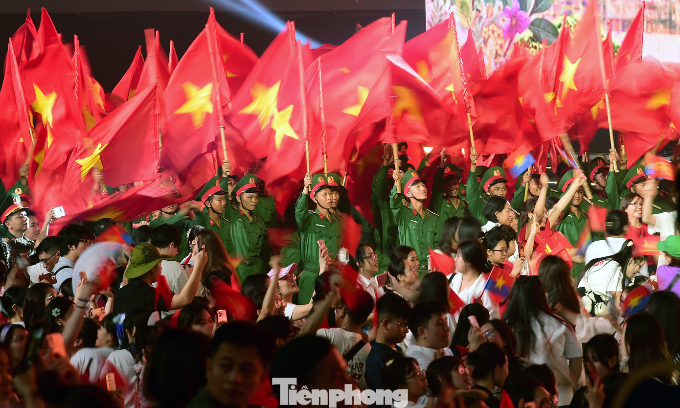 Khán giả đã được hòa vào không khí hào hùng với những bản hùng ca bất hủ, kết hợp nghệ thuật thực cảnh hoành tráng như: "Lời ca dâng Bác", "Những ánh sao đêm", "Hãy yên lòng mẹ ơi", "Đưa cơm cho mẹ đi cày", “Đường tôi đi dài theo đất nước", "Rừng xanh vang tiếng Ta lư"...