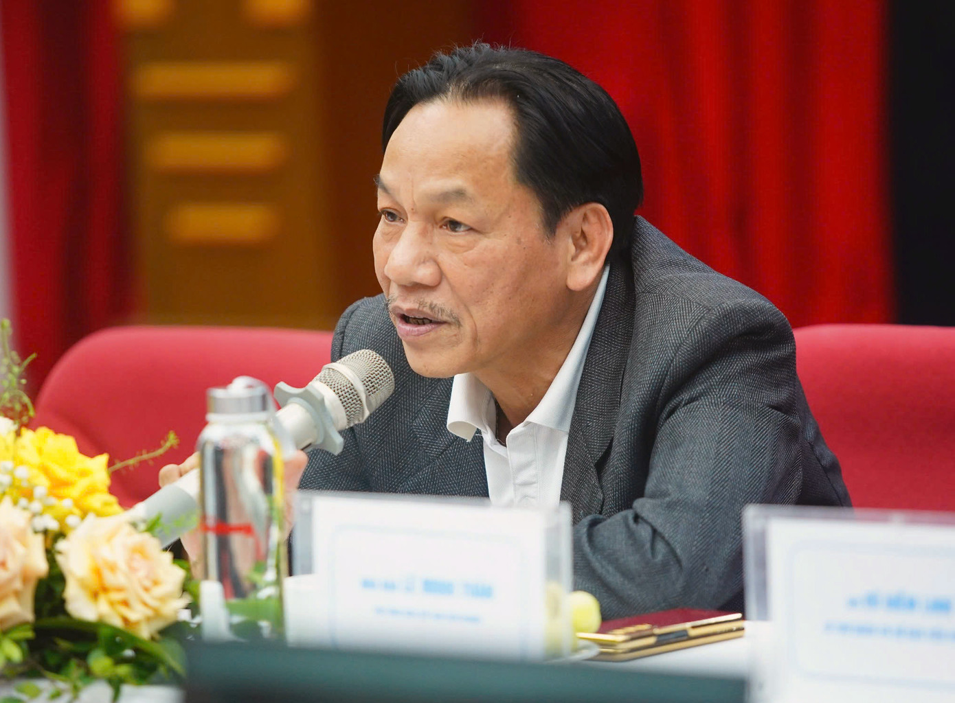 Nhà báo Lê Minh Toản giải đáp những băn khoăn, đề xuất của đoàn viên, thanh niên cơ quan. Ảnh: Duy Phạm Nhà báo Lê Minh Toản giải đáp những băn khoăn, đề xuất của đoàn viên, thanh niên cơ quan. Ảnh: Duy Phạm