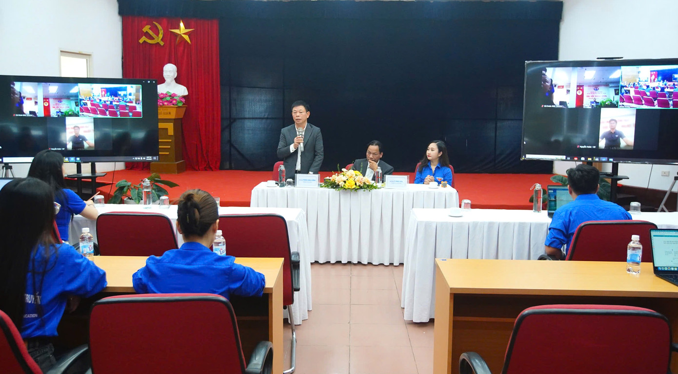 Chương trình đối thoại diễn ra trực tiếp và trực tuyến với sự tham gia của cán bộ Đoàn, đoàn viên cơ quan báo Tiền Phong. Ảnh: Duy Phạm Chương trình đối thoại diễn ra trực tiếp và trực tuyến với sự tham gia của cán bộ Đoàn, đoàn viên cơ quan báo Tiền Phong. Ảnh: Duy Phạm