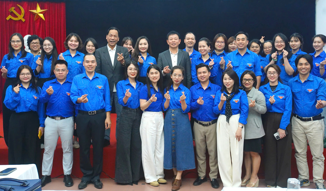 Ban Biên tập Báo Tiền Phong và đoàn viên thanh niên cơ quan chụp ảnh lưu niệm tại chương trình. Ban Biên tập Báo Tiền Phong và đoàn viên thanh niên cơ quan chụp ảnh lưu niệm tại chương trình.