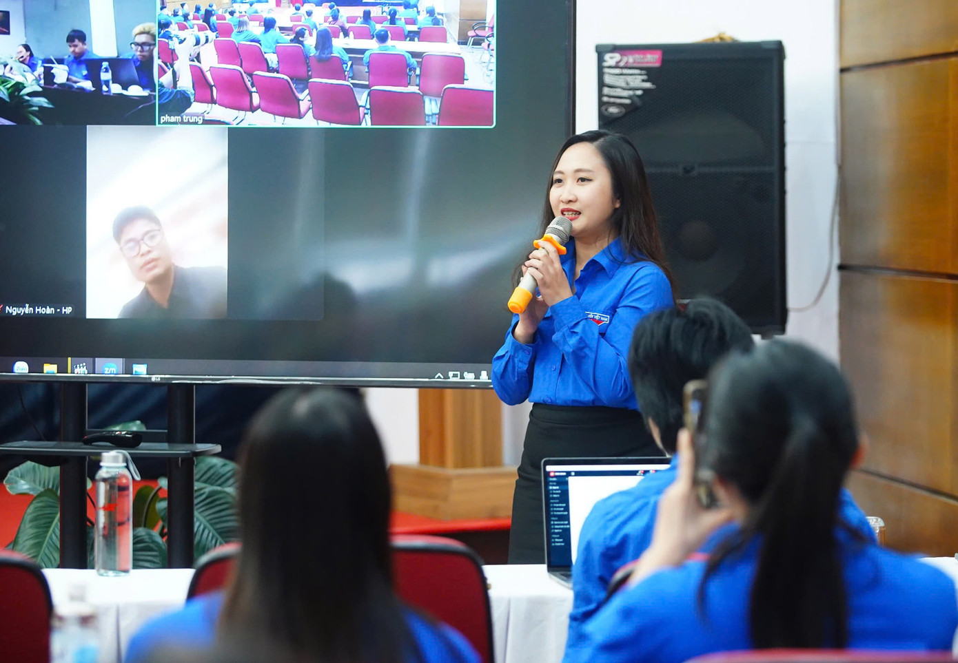 Nhà báo Vũ Diễm Linh - Bí thư Đoàn cơ sở báo Tiền Phong phát biểu đáp từ, tiếp thu các ý kiến định hướng, chỉ đạo của Đảng ủy - Ban Biên tập báo Tiền Phong. Nhà báo Vũ Diễm Linh - Bí thư Đoàn cơ sở báo Tiền Phong phát biểu đáp từ, tiếp thu các ý kiến định hướng, chỉ đạo của Đảng ủy - Ban Biên tập báo Tiền Phong.